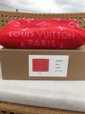 Louis Vuitton 字母沙滩浴巾～红色 原单品质 150*95cm 100%棉 可御寒 可防晒 当拍照背景同样很美