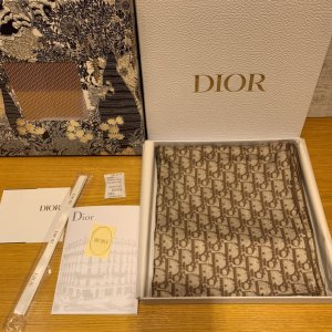 Dior家 100%斜纹真丝 90*90cm 手工卷边 原单[玫瑰]古典字母～驼色