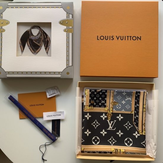 Louis Vuitton 旅行箱包～黑色 90*90cm 100%斜纹真丝 原单品质 - Click Image to Close