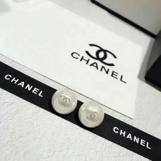 Chanel 19新年 经典水钻cc白色珍珠圆形耳钉 精选正品一致材质搭配纯银针 防过敏不褪色编码 - Click Image to Close