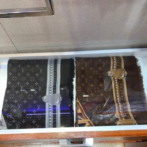 Louis Vuitton 铁塔长巾 100*180cm 39%羊毛39%真丝22%羊绒