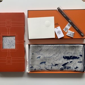 Hermes140披肩采用经典山羊绒和真丝混纺面料，柔软轻盈，佩戴方便，它是寒冷时分和微冷夜间的理想伴侣，为您提供呵护。 简约宇宙图志～蓝色，140*140cm，70%羊绒30%真丝，原单品质全套