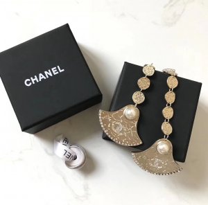 Chanel Chanel 19秋冬 埃及系列 扇形 珍珠 长款 耳钉耳环 全球发售 一比一材质 纯银针 独特迷人的魅力 扇形曲线极具女性气质 精美雅致 流光溢彩 非常好的金属光泽 扇子部分可轻微摆动