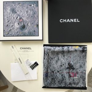 Chanel 高雅 简约 精美 90*90cm 100%真丝 暗纹提花织纹 原单品质 登月～灰色