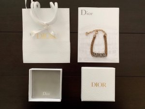 Dior 字母满钻手链 超美超仙超女神 这款设计真的太美太美了 先不说造型独特 光是配件做工就很重工 奢华有气质 简单的多层线条和字母的搭配 简直绝配 佩戴效果太美太美 绝对绝对绝对要入手