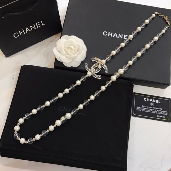 秋冬毛衣链Chanel 毛衣链 珍珠树脂字母Chanel 大小珍珠水晶链 原单狠货进出专柜无压力，代购级别 Chanel 香奈儿经典喷砂质感 原版金 珍珠毛衣链，美呀，正品9xxx，这款绝对是长链入门必备款 - Click Image to Close