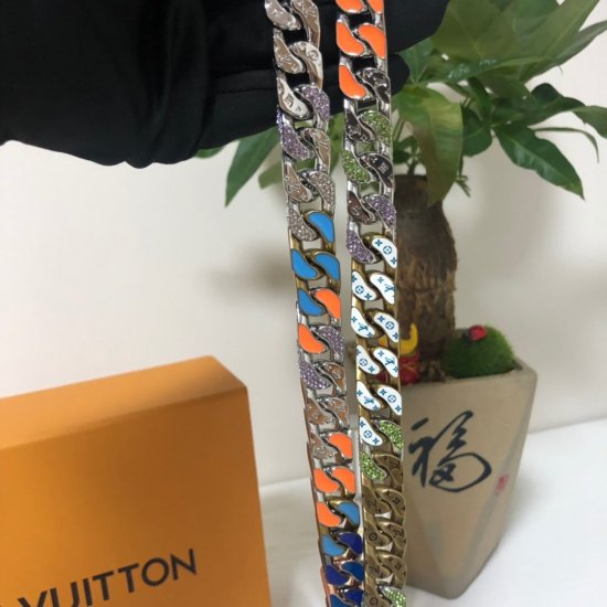 LV CHAIN LINKS 男士2019春夏季展现Virgil Abloh在珠宝领域的造诣 这款LV Chain links手链 则以现代化极简美学 抒写经典 ：错落有致的Monogram图案匠心雕刻琢超大链条 演绎细腻与大胆的对比 在银色光芒中愈发耀目 - Click Image to Close