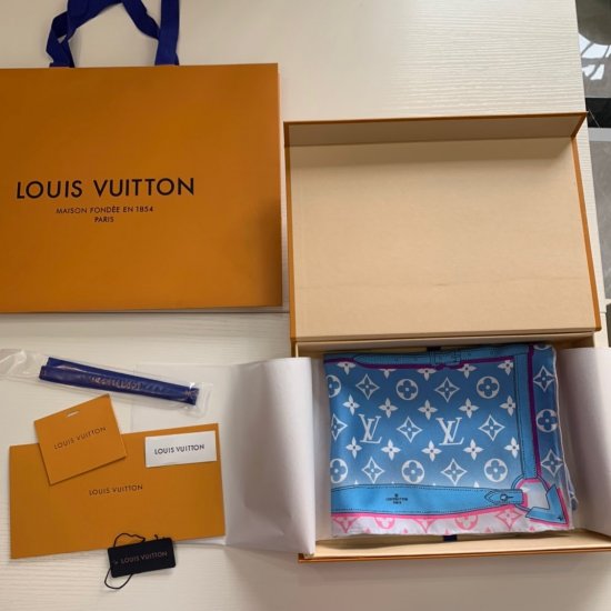 Louis Vuitton 皮带渐变色 90*90cm 100%斜纹真丝 原单品质 - Click Image to Close