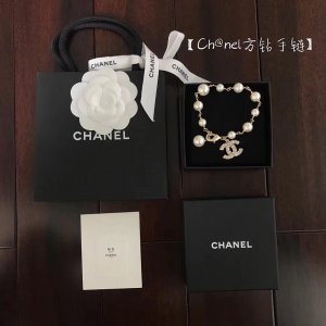 Chanel 经典款 火爆银色双面T钻手链 这款手链绝对要入手 搭配同款项链或者耳钉简直美翻 香家的设计师非常了解女人[偷笑] 所以设计出来的产品总是让人无法自拔