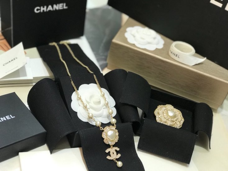 Chanel 奢华重工复古花朵珍珠Cc毛衣链 珍珠项链 ！ - Click Image to Close