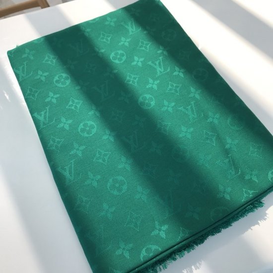 Louis Vuitton 原单好货 140*140cm 整体印有monogram 图案 少有的经典之作 60%真丝 40%羊毛 赋予这款细腻柔软的手感 素色字母～绿色 - Click Image to Close