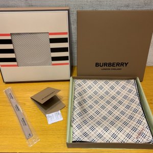 Burberry 苏格兰格纹～米色 90*90cm 100%真丝 原单品质