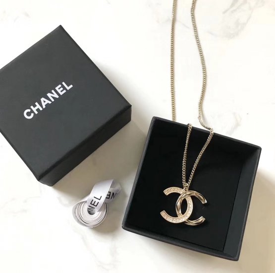 ChanelChanel 最新埃及系列 菱格 半钻 项链 这个季度里边最最最美的双C设计的logo了 全部用施华洛水晶，你们懂，一致致ZP，用进口施华洛水晶36颗，完美做工 百搭 上身巨美[机智] 必须盘它 - Click Image to Close