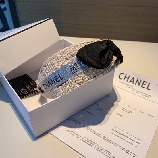 CHANEL（香奈儿）2019年度最火爆时尚单品因岁月流逝而变得充满复古韵味编织风格设计配合做工精美的CHANEL配饰 令这件作品历久弥新 越戴越有味道 搭配高端进口树脂材料 加厚TWILL面料 非常自然的颜色光泽 贴心的包边设计佩戴起来不勒头 让你的魅 - Click Image to Close