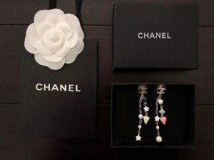 Chanel ！！！彩油珐琅字母 长款流苏 zp代购品质 原版材质 非常时尚的一款耳钉 俏皮可爱活力满满 网红喜哥同款 s925银针 色彩搭配很靓丽 不会显得过于压抑 佩戴效果美的很