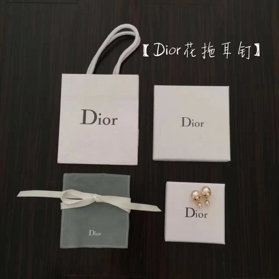 Dior 花托珍珠耳钉 做工细腻 一改夸张的大珍珠路线 回归优雅 低调中奢华[嘴唇] zp打造 复刻logo 纯银防过敏耳针 足以体现它的质感 高端定制版 - Click Image to Close