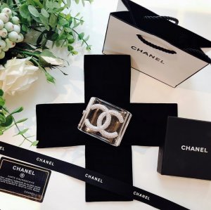 Chanel 亚克力 Chanel 满钻手镯 透明手环 定制锁扣 细节无与伦比Zp一样材质 雪梨同款 佩戴效果赞到不行 看到一眼就心动 手围17左右均可佩戴 真的太美了这款