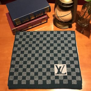 Louis Vuitton 男士围巾 30*168cm 100%羊毛 这款柔软的针织围巾以休闲的手法诠释了Louis Vuitton经典的棋盘图案，温暖和时尚共存 秋冬最佳选择 棋盘格子～绿色