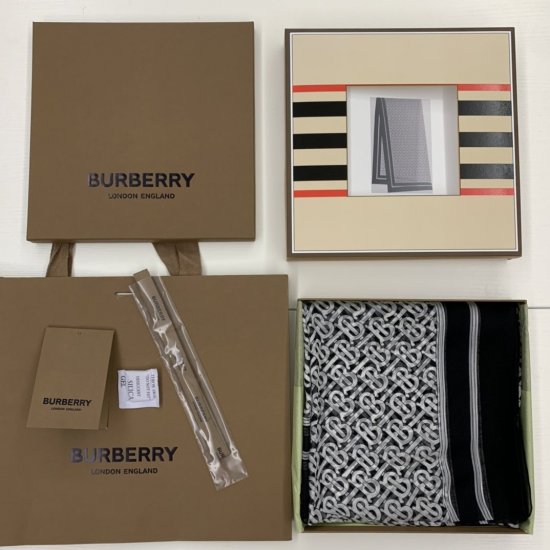 Burberry 专属标识长巾～黑白 100%真丝 200*100cm 采用专属标识丝质雪纺面料打造，搭配纯色边缘与品牌徽标 - Click Image to Close