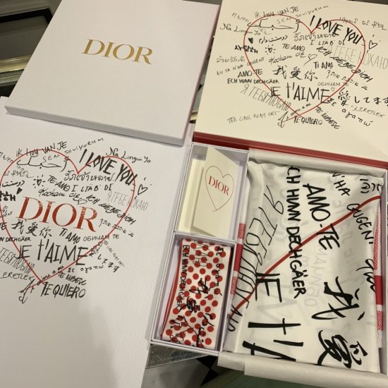 Dior 波点图案和涂鸦图案，以 38 种语言宣称“我爱你”。造型修长，两端尖角设计，无论系在颈部、手腕或手袋上，都是各种造型理想的点睛之笔。6*105cm 100%真丝 - Click Image to Close