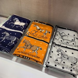 Hermes 140*140cm 70%羊绒30%真丝 披肩围巾两用