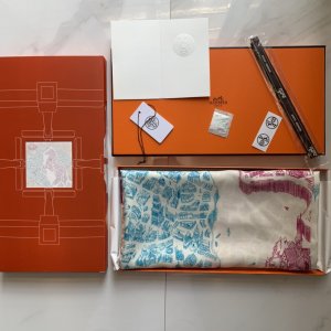 Hermes140披肩采用经典山羊绒和真丝混纺面料，柔软轻盈，佩戴方便，它是寒冷时分和微冷夜间的理想伴侣，为您提供呵护。 骏马之城～紫色，140*140cm，70%羊绒30%真丝，原单品质