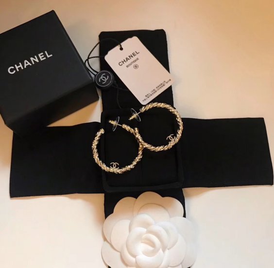 Chanel Chanel 麻花带钻Chanel耳圈 大气耳钉耳环 简约百搭 低调奢华的小双C 经典耐看 精选原版一致黄铜材质搭配纯银针 - Click Image to Close