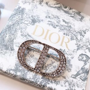 Dior 迪奥 Montaigne系列 CD满钻胸针 精选原版一致材质 采用施华洛世奇水晶镶嵌而成 超百搭的低调奢华搭配