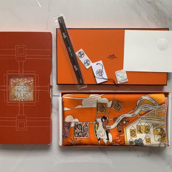 Hermes140披肩采用经典山羊绒和真丝混纺面料，柔软轻盈，佩戴方便，它是寒冷时分和微冷夜间的理想伴侣，为您提供呵护。霓彩丝邸～橙色，140*140cm，70%羊绒30%真丝，原单品质全套 - Click Image to Close