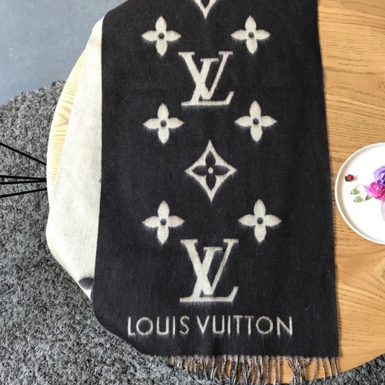 Louis Vuitton小披肩 每年年底专柜必定会断货 众明星同款 时尚界人手一条 小披肩 围巾 45*180cm 100%羊绒 小身材大作用 怎么时尚怎么用 绝对百搭款 咖啡色 - Click Image to Close