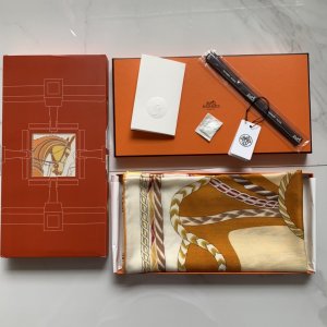 Hermes140披肩采用经典山羊绒和真丝混纺面料，柔软轻盈，佩戴方便，它是寒冷时分和微冷夜间的理想伴侣，为您提供呵护。 晚礼服～黄色，140*140cm，70%羊绒30%真丝，原单品质全套