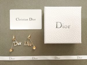 Dior 香槟钻字母耳坠 zp一样材质 黄铜施华洛世奇水晶定制 经典字母与链条的交错 视觉效果超级赞 做工精良 zp色超级洋气百搭 这款设计本人超级喜欢 妥妥的时尚名媛范 不管什么服饰发型 绝对ok