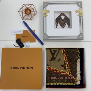 Louis Vuitton 箱包腕带～咖色 90*90cm 100%斜纹真丝 原单品质