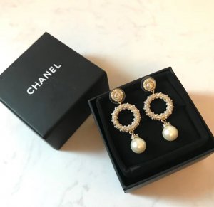 Chanel Chanel 经典款双C麻花 珍珠 耳钉；即优雅又时髦，原版黄铜一致，高端复刻纯银针 施华洛世奇珍珠小细节的做法，都很赞 ，时尚奢侈，性价高