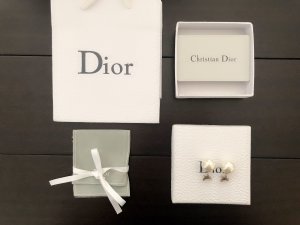 Dior 蜜蜂珍珠耳钉 实物效果超好 一比一打版 zp材质 王珞丹同款 珍珠耳钉系列永远都那么经典火爆 简约但是超级时尚 一款可以有2种佩戴方式 赞爆了