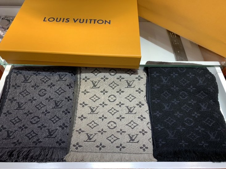 Louis Vuitton 男款围巾。优雅的羊毛围巾饰有Louis Vuitton标志性的Monogram梭织花纹，时尚百搭，采用流苏装饰，一面温暖舒适，另一面柔软丝滑，100%羊绒，40*180cm - Click Image to Close