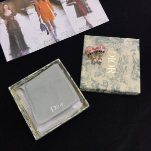 Dior 迪奥 2019年 珍珠耳钉 迪奥家元素设计理念独特魅力 精选原版一致黄铜材质搭配纯银针