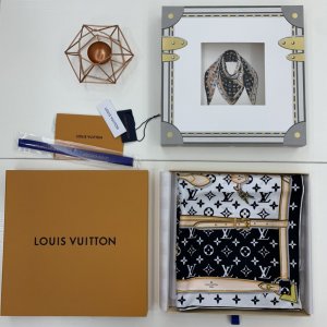 Louis Vuitton 皮带～黑白色 90*90cm 100%斜纹真丝 原单品质