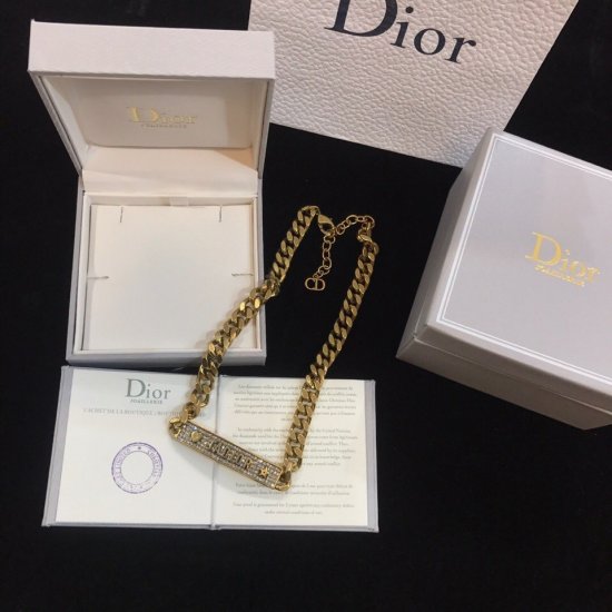 Dior/迪奥项链 采用复古金色作为主要颜色，为首饰增添了一份可爱的风格，饰品的复古风格非常的讨好，金色系的饰品佩戴在身上都特别的显白，喜欢的抓紧时间入手了 - Click Image to Close