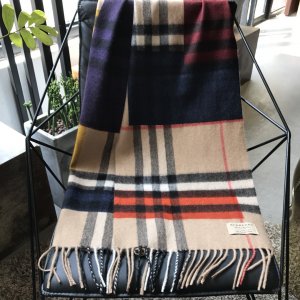 Burberry 拼色格纹围巾 原单品质 30*168cm 100%羊绒 亮丽的色彩 错落无序的格纹 舒适的材质 让人爱不释手 情侣款～