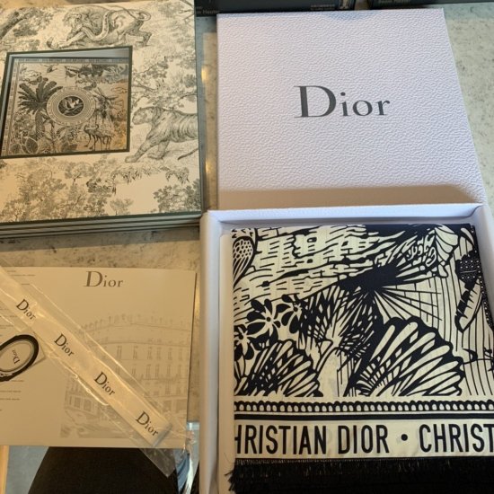 Dior 热带风情 这款方巾从桑蚕丝斜纹面料剪裁，底边饰以流苏，中间采用热带鸟类图案装饰。可围系在颈部彰显时尚风格，也可以系在手袋上作为装饰点缀 90*90cm 100%真丝 原单品质 - Click Image to Close