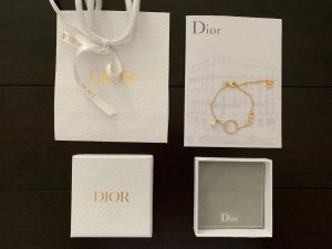 Dior 圆环镶钻手链 zp打造 小巧精致 低调奢华 满足各种服装搭配 这款个人非常喜欢 佩戴时尚简约不夸张 却效果很赞 精致设计绝对是百搭单品