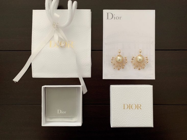 Dior 线条大小珠耳钉 经典大小珍珠耳钉 延续了以往大小珠系列的精髓 再加上经典线条元素 整体搭配起来的效果 非常简约干练美得东西大家都喜欢 这款真的要入手哦 - Click Image to Close