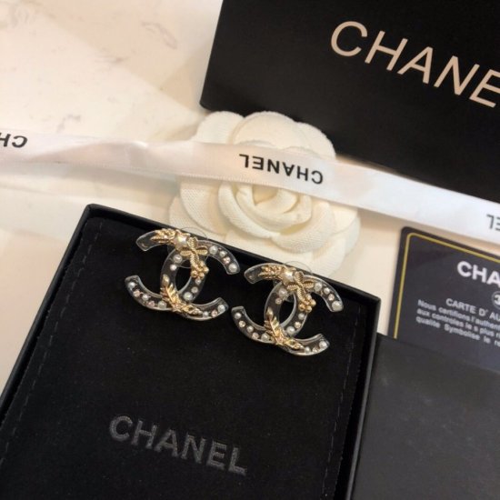 Chanel 香奈儿早春 Chanel树脂耳环 耳钉时髦配饰，款式好还不够，细节完胜才算真厉害！最新代购级别！专柜售价8000多，个性又精致。整体有弧度、清晰logo、美到爆炸库存不多要的抓紧啊…… - Click Image to Close