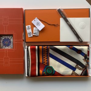 Hermes140披肩采用经典山羊绒和真丝混纺面料，柔软轻盈，佩戴方便，它是寒冷时分和微冷夜间的理想伴侣，为您提供呵护。 马镫二重奏～米色，140*140cm，70%羊绒30%真丝，原单品质全套