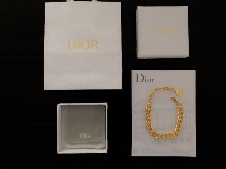 Dior 绝对的美物！！字母链条手链 zg一比一材质 精工之作 zp黄铜材质 相当的个性时尚 也是超级百搭 整体设计更简约 相比较其他全珍珠手链 这款更加实用精致 - Click Image to Close