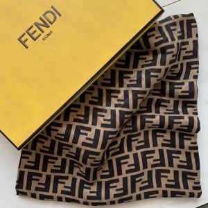 Fendi 丝毛方巾 140*140cm 30%真丝70%羊毛 双F经典之作 围巾披肩两用