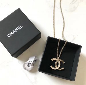 ChanelChanel 最新埃及系列 菱格 半钻 项链 这个季度里边最最最美的双C设计的logo了 全部用施华洛水晶，你们懂，一致致ZP，用进口施华洛水晶36颗，完美做工 百搭 上身巨美[机智] 必须盘它