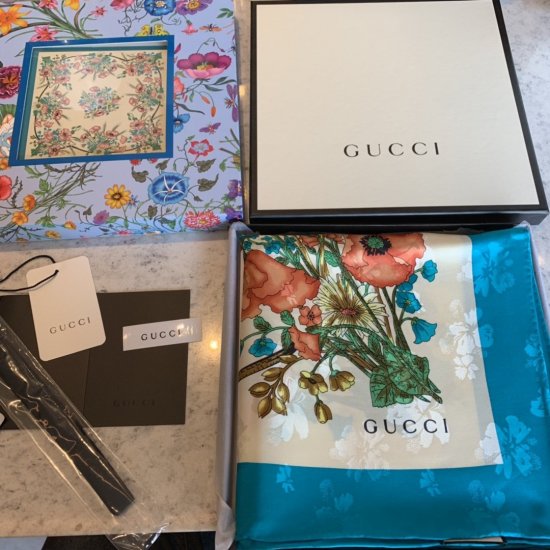 Gucci 花卉～蓝色 90*90cm 100%真丝 暗花提纹 原单品质 搭配大衣 时尚又保暖 - Click Image to Close