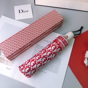 Dior 简单方便 展现档次与品位 新涂层技术伞布 带来令人惊喜的遮光效果 让防晒及隔热性能更优保障 伞骨的好坏 决定一把雨伞品质好坏 伞架材料由合金伞杆 碳纤维伞骨制成 坚韧度非常强